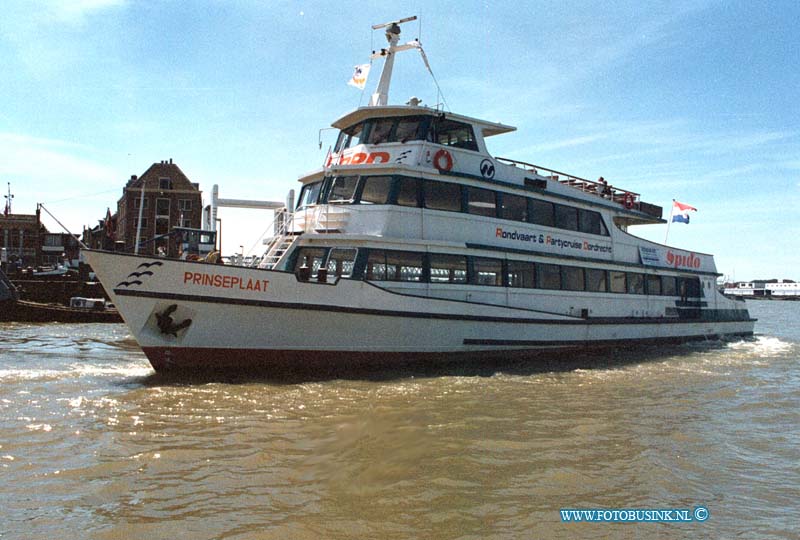 99061910.jpg - DE STEM VAN DORDT :DORDRECHT:ROND VAARTBOOT VAN AF GROTE KERK LANGS DORDT SPIDO.Deze digitale foto blijft eigendom van FOTOPERSBURO BUSINK. Wij hanteren de voorwaarden van het N.V.F. en N.V.J. Gebruik van deze foto impliceert dat u bekend bent  en akkoord gaat met deze voorwaarden bij publicatie.EB/ETIENNE BUSINK