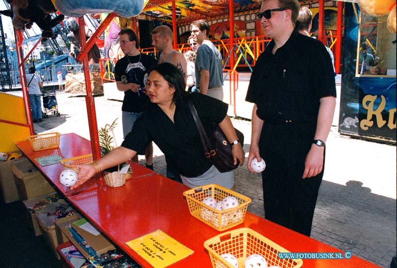 99061911.jpg - DE STEM VAN DORDT :Dordrecht:19-06-1999:leo en susy roubos op de dorste kermis aan het bal gooien en ze kunnen er niets an Deze digitale foto blijft eigendom van FOTOPERSBURO BUSINK. Wij hanteren de voorwaarden van het N.V.F. en N.V.J. Gebruik van deze foto impliceert dat u bekend bent  en akkoord gaat met deze voorwaarden bij publicatie.EB/ETIENNE BUSINK