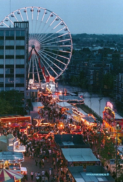 99062003.jpg - DE DORDTENAAR :dordrecht:20-06-1999:dodrste zomer kermis 1999 op de spuiboulebard met euse radDeze digitale foto blijft eigendom van FOTOPERSBURO BUSINK. Wij hanteren de voorwaarden van het N.V.F. en N.V.J. Gebruik van deze foto impliceert dat u bekend bent  en akkoord gaat met deze voorwaarden bij publicatie.EB/ETIENNE BUSINK