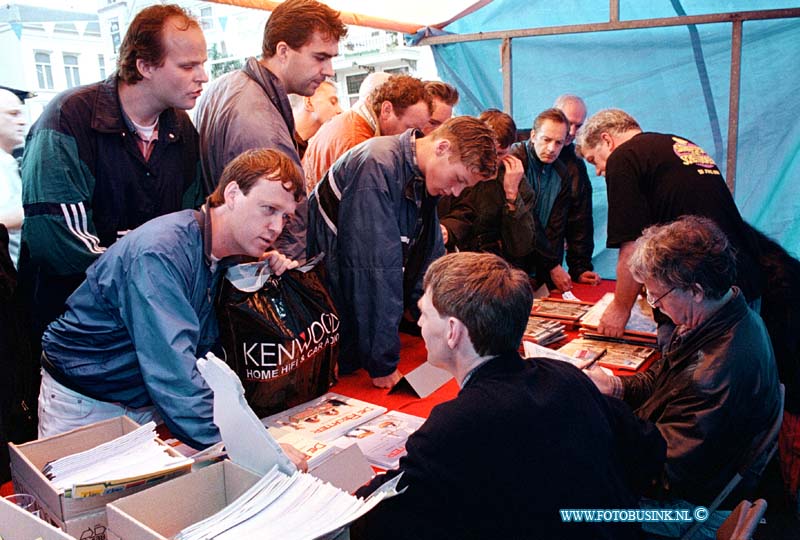 99062005.jpg - DE DORDTENAAR :Dordrecht:20-06-1999:het dordtse stipfestival op het scheffersplein teken naar sinjeren diverse stippen boeken voor hun fan'sDeze digitale foto blijft eigendom van FOTOPERSBURO BUSINK. Wij hanteren de voorwaarden van het N.V.F. en N.V.J. Gebruik van deze foto impliceert dat u bekend bent  en akkoord gaat met deze voorwaarden bij publicatie.EB/ETIENNE BUSINK