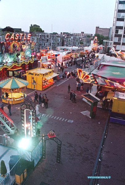 99062008.jpg - DE DORDTENAAR :dordrecht:20-06-1999:dodrste zomer kermis 1999 op de spuiboulebard met euse radDeze digitale foto blijft eigendom van FOTOPERSBURO BUSINK. Wij hanteren de voorwaarden van het N.V.F. en N.V.J. Gebruik van deze foto impliceert dat u bekend bent  en akkoord gaat met deze voorwaarden bij publicatie.EB/ETIENNE BUSINK