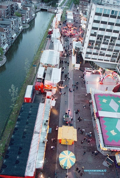 99062009.jpg - DE DORDTENAAR :dordrecht:20-06-1999:dodrste zomer kermis 1999 op de spuiboulebard met euse radDeze digitale foto blijft eigendom van FOTOPERSBURO BUSINK. Wij hanteren de voorwaarden van het N.V.F. en N.V.J. Gebruik van deze foto impliceert dat u bekend bent  en akkoord gaat met deze voorwaarden bij publicatie.EB/ETIENNE BUSINK