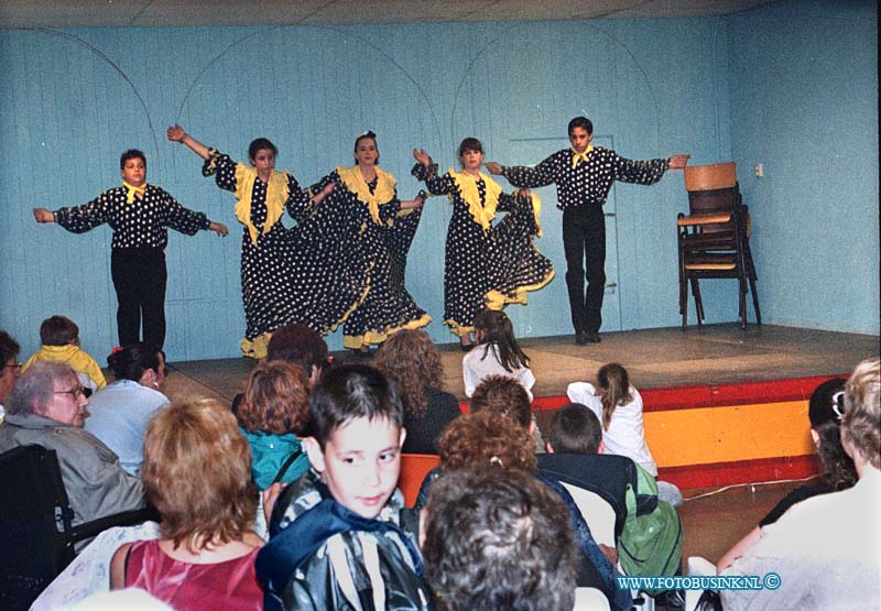 99062010.jpg - DE STEM VAN DORDT :Dordrecht:20-06-1999:fiesta del sol in wielwijk van gentstrasat dordrechtDeze digitale foto blijft eigendom van FOTOPERSBURO BUSINK. Wij hanteren de voorwaarden van het N.V.F. en N.V.J. Gebruik van deze foto impliceert dat u bekend bent  en akkoord gaat met deze voorwaarden bij publicatie.EB/ETIENNE BUSINK