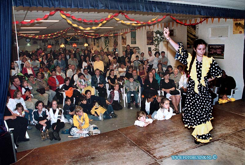 99062011.jpg - DE STEM VAN DORDT :Dordrecht:20-06-1999:fiesta del sol in wielwijk van gentstrasat dordrechtDeze digitale foto blijft eigendom van FOTOPERSBURO BUSINK. Wij hanteren de voorwaarden van het N.V.F. en N.V.J. Gebruik van deze foto impliceert dat u bekend bent  en akkoord gaat met deze voorwaarden bij publicatie.EB/ETIENNE BUSINK