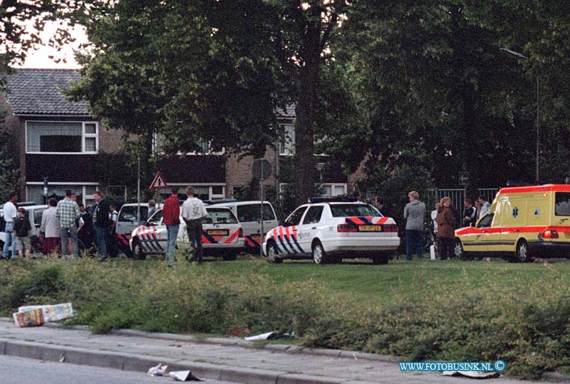 99062101.jpg - DE DORDTENAAR :Alblasserdam: 21-10-1999:massale vechtaparty met mesen vuur wapens en hanmers nicolaasbeet straat en omgevening diverse gewonden.de poltie moest 15 politie wagen in zeteen om de beol te sussen foto massa publiek en poltie van esterensingelDeze digitale foto blijft eigendom van FOTOPERSBURO BUSINK. Wij hanteren de voorwaarden van het N.V.F. en N.V.J. Gebruik van deze foto impliceert dat u bekend bent  en akkoord gaat met deze voorwaarden bij publicatie.EB/ETIENNE BUSINK