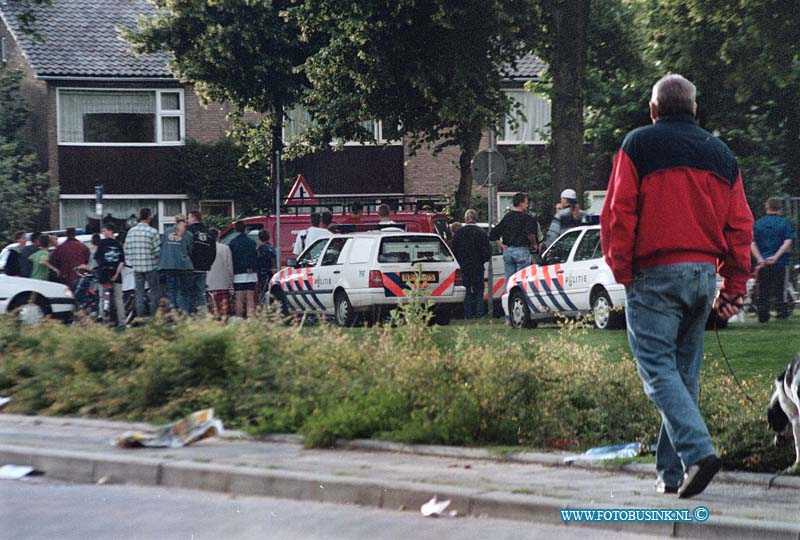 99062102.jpg - DE DORDTENAAR :Alblasserdam: 21-10-1999:massale vechtaparty met mesen vuur wapens en hanmers nicolaasbeet straat en omgevening diverse gewonden.de poltie moest 15 politie wagen in zeteen om de beol te sussen foto massa publiek en poltie van esterensingelDeze digitale foto blijft eigendom van FOTOPERSBURO BUSINK. Wij hanteren de voorwaarden van het N.V.F. en N.V.J. Gebruik van deze foto impliceert dat u bekend bent  en akkoord gaat met deze voorwaarden bij publicatie.EB/ETIENNE BUSINK