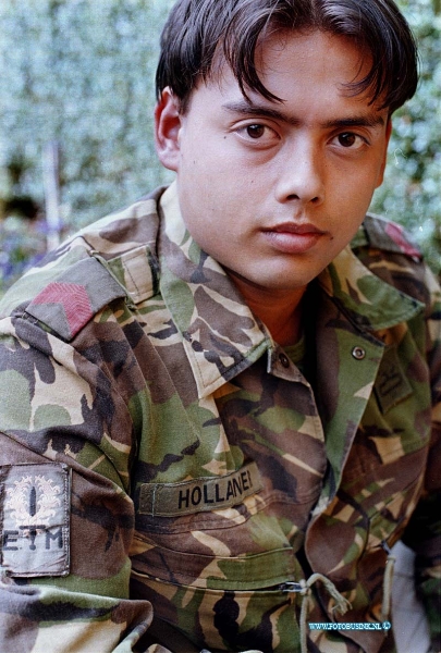 99062103.jpg - DE DORDTENAAR :Strijen:21-06-1999:kemphaanpad 19 mark hollander gaat naar kosovo als millitairDeze digitale foto blijft eigendom van FOTOPERSBURO BUSINK. Wij hanteren de voorwaarden van het N.V.F. en N.V.J. Gebruik van deze foto impliceert dat u bekend bent  en akkoord gaat met deze voorwaarden bij publicatie.EB/ETIENNE BUSINK