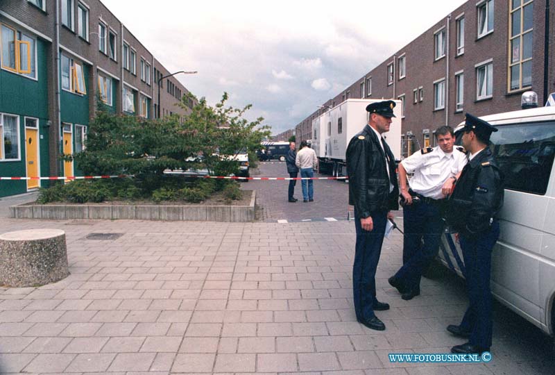 99062201.jpg - DE STEM VAN DORDT :DORDRECHT :22-06-1999reconstructie schietpartij op de lijn baan in dordreechtDeze digitale foto blijft eigendom van FOTOPERSBURO BUSINK. Wij hanteren de voorwaarden van het N.V.F. en N.V.J. Gebruik van deze foto impliceert dat u bekend bent  en akkoord gaat met deze voorwaarden bij publicatie.EB/ETIENNE BUSINK