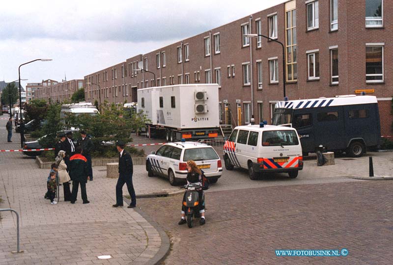 99062202.jpg - DE STEM VAN DORDT :DORDRECHT :22-06-1999reconstructie schietpartij op de lijn baan in dordreechtDeze digitale foto blijft eigendom van FOTOPERSBURO BUSINK. Wij hanteren de voorwaarden van het N.V.F. en N.V.J. Gebruik van deze foto impliceert dat u bekend bent  en akkoord gaat met deze voorwaarden bij publicatie.EB/ETIENNE BUSINK