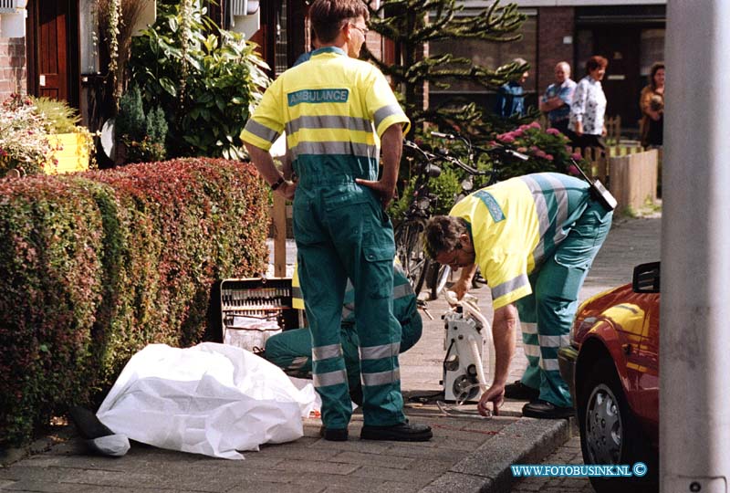 99062203.jpg - DE DORDTENAAR :Zwijndrecht:22-06-1999:merelstraat zwijndrecht schietpartij 1 dode dader in de straat met pistool in handen aangehouden door politie de vrouw die werdt dood geschoten liep met 2 kinderen aan de ahnd op de stoep toen er een auto stopte en de vrouw neer schoot.Deze digitale foto blijft eigendom van FOTOPERSBURO BUSINK. Wij hanteren de voorwaarden van het N.V.F. en N.V.J. Gebruik van deze foto impliceert dat u bekend bent  en akkoord gaat met deze voorwaarden bij publicatie.EB/ETIENNE BUSINK