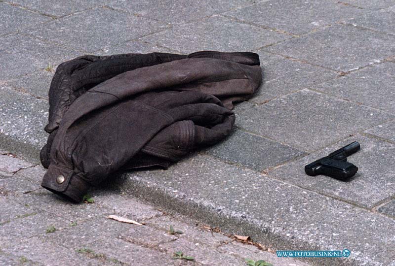 99062204.jpg - DE DORDTENAAR :Zwijndrecht:22-06-1999:merelstraat zwijndrecht schietpartij 1 dode dader in de straat met pistool in handen aangehouden door politie de vrouw die werdt dood geschoten liep met 2 kinderen aan de ahnd op de stoep toen er een auto stopte en de vrouw neer schoot.foto de jasvan de dader en het moord wapen.Deze digitale foto blijft eigendom van FOTOPERSBURO BUSINK. Wij hanteren de voorwaarden van het N.V.F. en N.V.J. Gebruik van deze foto impliceert dat u bekend bent  en akkoord gaat met deze voorwaarden bij publicatie.EB/ETIENNE BUSINK