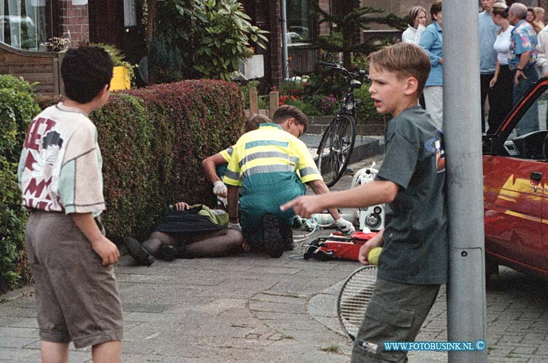 99062205.jpg - DE DORDTENAAR :Zwijndrecht:22-06-1999:merelstraat zwijndrecht schietpartij 1 dode dader in de straat met pistool in handen aangehouden door politie de vrouw die werdt dood geschoten liep met 2 kinderen aan de ahnd op de stoep toen er een auto stopte en de vrouw neer schoot.Deze digitale foto blijft eigendom van FOTOPERSBURO BUSINK. Wij hanteren de voorwaarden van het N.V.F. en N.V.J. Gebruik van deze foto impliceert dat u bekend bent  en akkoord gaat met deze voorwaarden bij publicatie.EB/ETIENNE BUSINK