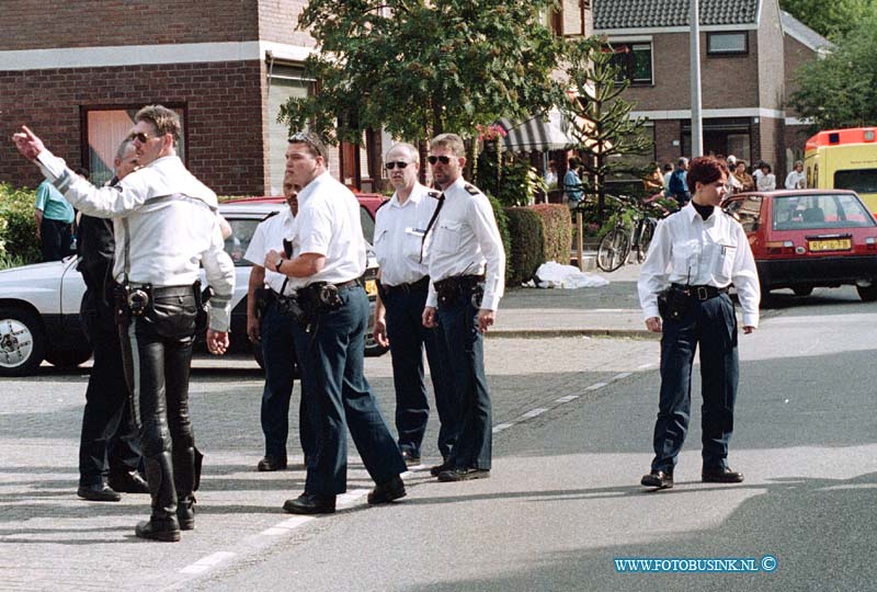 99062206.jpg - HET ROTTERDAMS DAGBLAD :Zwijndrecht:22-06-1999:merelstraat zwijndrecht schietpartij 1 dode dader in de straat met pistool in handen aangehouden door politie de vrouw die werdt dood geschoten liep met 2 kinderen aan de ahnd op de stoep toen er een auto stopte en de vrouw neer schoot.Deze digitale foto blijft eigendom van FOTOPERSBURO BUSINK. Wij hanteren de voorwaarden van het N.V.F. en N.V.J. Gebruik van deze foto impliceert dat u bekend bent  en akkoord gaat met deze voorwaarden bij publicatie.EB/ETIENNE BUSINK