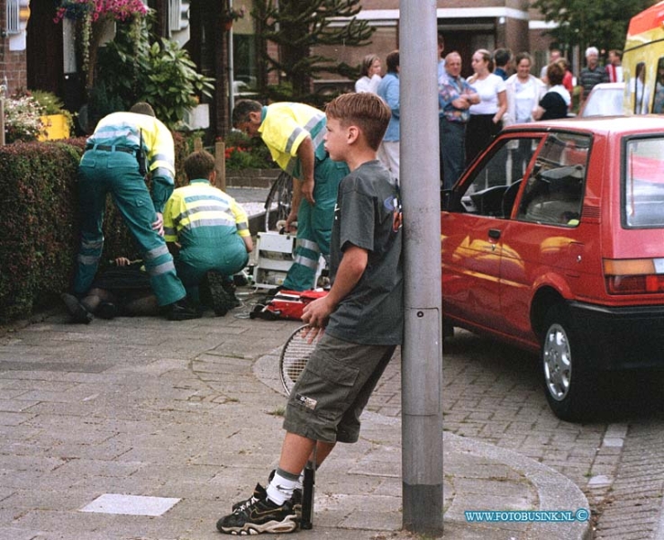 99062208.jpg - HET ROTTERDAMS DAGBLAD :Zwijndrecht:22-06-1999:merelstraat zwijndrecht schietpartij 1 dode dader in de straat met pistool in handen aangehouden door politie de vrouw die werdt dood geschoten liep met 2 kinderen aan de ahnd op de stoep toen er een auto stopte en de vrouw neer schoot.Deze digitale foto blijft eigendom van FOTOPERSBURO BUSINK. Wij hanteren de voorwaarden van het N.V.F. en N.V.J. Gebruik van deze foto impliceert dat u bekend bent  en akkoord gaat met deze voorwaarden bij publicatie.EB/ETIENNE BUSINK