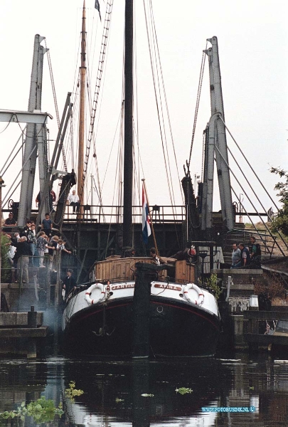 99062301.jpg - DE DORDTENAAR :Strijene sas:23-06-1999:de sluis werdt voor het sasen feest van 26 juni speciaal gedraai voor deze oude ziel schepenDeze digitale foto blijft eigendom van FOTOPERSBURO BUSINK. Wij hanteren de voorwaarden van het N.V.F. en N.V.J. Gebruik van deze foto impliceert dat u bekend bent  en akkoord gaat met deze voorwaarden bij publicatie.EB/ETIENNE BUSINK