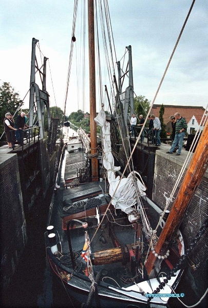 99062302.jpg - DE DORDTENAAR :Strijene sas:23-06-1999:de sluis werdt voor het sasen feest van 26 juni speciaal gedraai voor deze oude ziel schepenDeze digitale foto blijft eigendom van FOTOPERSBURO BUSINK. Wij hanteren de voorwaarden van het N.V.F. en N.V.J. Gebruik van deze foto impliceert dat u bekend bent  en akkoord gaat met deze voorwaarden bij publicatie.EB/ETIENNE BUSINK