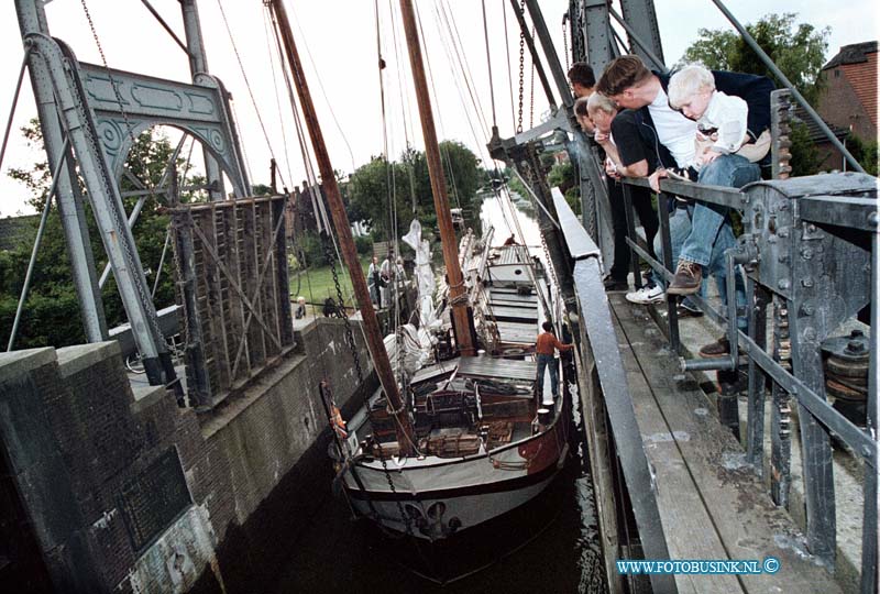 99062303.jpg - DE DORDTENAAR :Strijene sas:23-06-1999:de sluis werdt voor het sasen feest van 26 juni speciaal gedraai voor deze oude ziel schepenDeze digitale foto blijft eigendom van FOTOPERSBURO BUSINK. Wij hanteren de voorwaarden van het N.V.F. en N.V.J. Gebruik van deze foto impliceert dat u bekend bent  en akkoord gaat met deze voorwaarden bij publicatie.EB/ETIENNE BUSINK