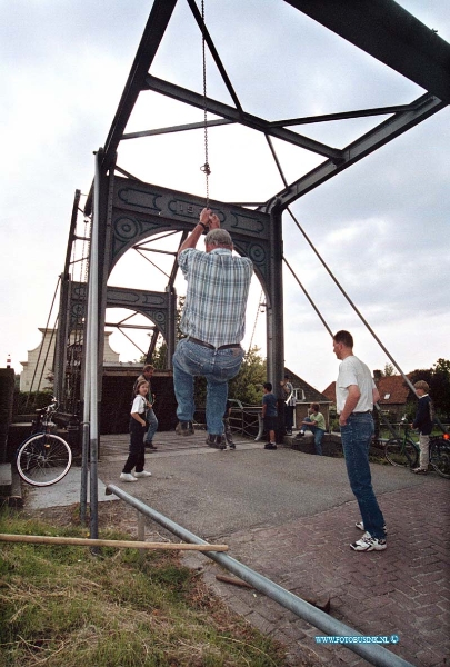 99062304.jpg - DE DORDTENAAR :Strijene sas:23-06-1999:de sluis werdt voor het sasen feest van 26 juni speciaal gedraai voor deze oude ziel schepenDeze digitale foto blijft eigendom van FOTOPERSBURO BUSINK. Wij hanteren de voorwaarden van het N.V.F. en N.V.J. Gebruik van deze foto impliceert dat u bekend bent  en akkoord gaat met deze voorwaarden bij publicatie.EB/ETIENNE BUSINK