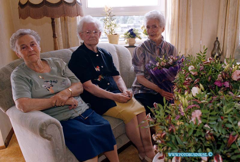 99062405.jpg - DE DORDTENAAR :zwijndrecht 24-06-1999bewoners komen terug na brand in services 't ankerDeze digitale foto blijft eigendom van FOTOPERSBURO BUSINK. Wij hanteren de voorwaarden van het N.V.F. en N.V.J. Gebruik van deze foto impliceert dat u bekend bent  en akkoord gaat met deze voorwaarden bij publicatie.EB/ETIENNE BUSINK