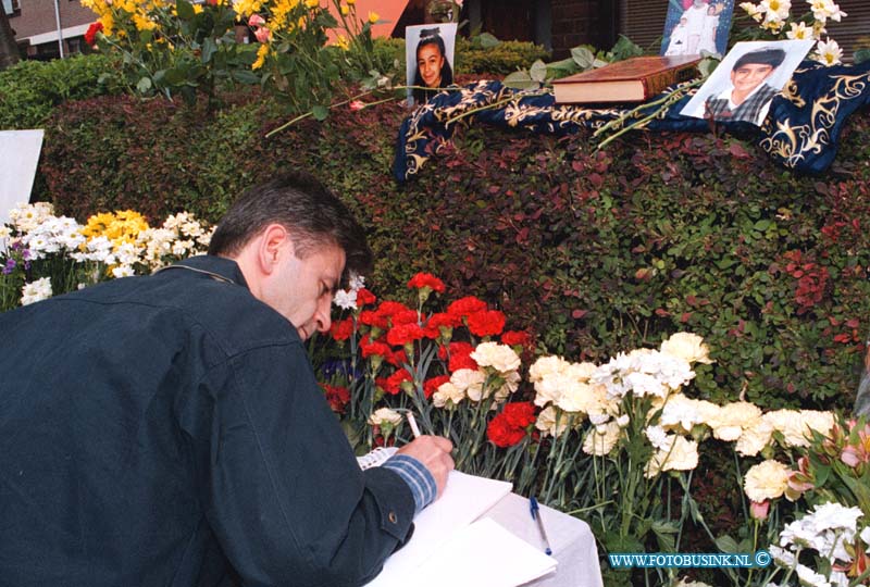 99062407.jpg - DE DORDTENAAR :ZWIJDRECHTHERDENKING FATALE SCHIET PARTIJ IN DE MERELSTRAATDeze digitale foto blijft eigendom van FOTOPERSBURO BUSINK. Wij hanteren de voorwaarden van het N.V.F. en N.V.J. Gebruik van deze foto impliceert dat u bekend bent  en akkoord gaat met deze voorwaarden bij publicatie.EB/ETIENNE BUSINK