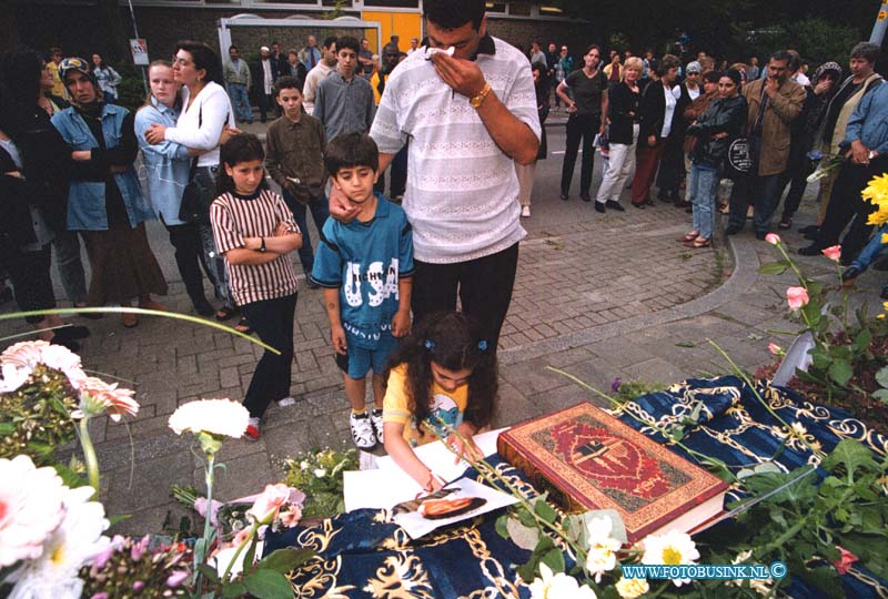 99062409.jpg - DE DORDTENAAR :ZWIJDRECHTHERDENKING FATALE SCHIET PARTIJ IN DE MERELSTRAATDeze digitale foto blijft eigendom van FOTOPERSBURO BUSINK. Wij hanteren de voorwaarden van het N.V.F. en N.V.J. Gebruik van deze foto impliceert dat u bekend bent  en akkoord gaat met deze voorwaarden bij publicatie.EB/ETIENNE BUSINK