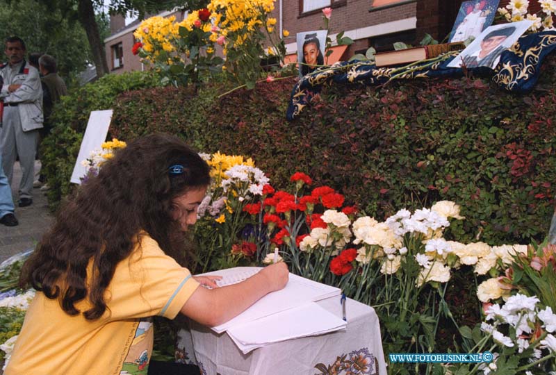 99062411.jpg - DE DORDTENAAR :ZWIJDRECHTHERDENKING FATALE SCHIET PARTIJ IN DE MERELSTRAATDeze digitale foto blijft eigendom van FOTOPERSBURO BUSINK. Wij hanteren de voorwaarden van het N.V.F. en N.V.J. Gebruik van deze foto impliceert dat u bekend bent  en akkoord gaat met deze voorwaarden bij publicatie.EB/ETIENNE BUSINK