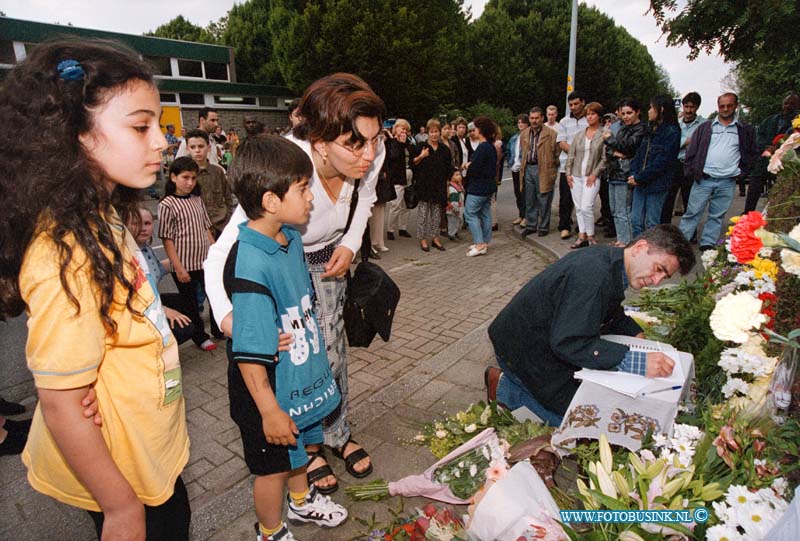 99062413.jpg - DE DORDTENAAR :ZWIJDRECHT:24-06-1999:HERDENKING FATALE SCHIET PARTIJ IN DE MERELSTRAATDeze digitale foto blijft eigendom van FOTOPERSBURO BUSINK. Wij hanteren de voorwaarden van het N.V.F. en N.V.J. Gebruik van deze foto impliceert dat u bekend bent  en akkoord gaat met deze voorwaarden bij publicatie.EB/ETIENNE BUSINK