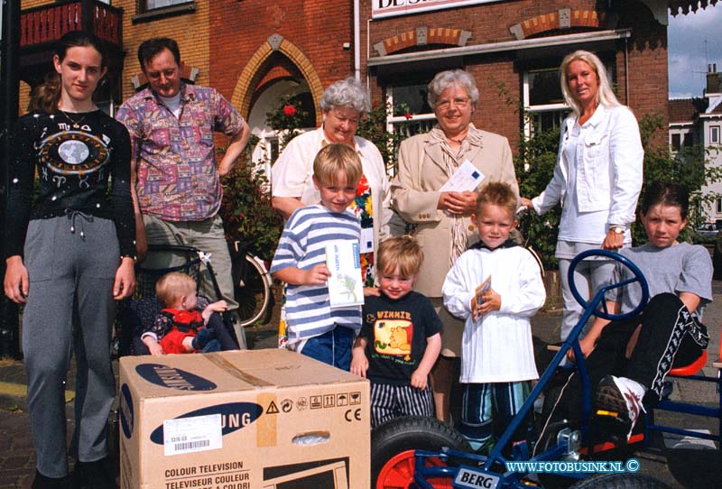 99062417.jpg - DE STEM VAN DORDT :24-06-99 DORDRECHTprijswinnaars  puzzel 1000 nummer dsvdDeze digitale foto blijft eigendom van FOTOPERSBURO BUSINK. Wij hanteren de voorwaarden van het N.V.F. en N.V.J. Gebruik van deze foto impliceert dat u bekend bent  en akkoord gaat met deze voorwaarden bij publicatie.EB/ETIENNE BUSINK