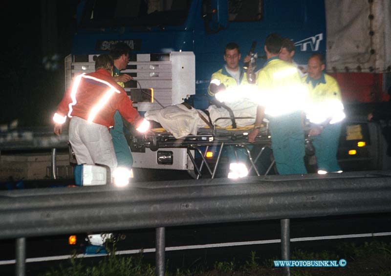 99062419.jpg - HET KONTAKT:24-06-1999 papendrechtongeval moterrijder en drie vracht wagens a15 nabij papendrechtDeze digitale foto blijft eigendom van FOTOPERSBURO BUSINK. Wij hanteren de voorwaarden van het N.V.F. en N.V.J. Gebruik van deze foto impliceert dat u bekend bent  en akkoord gaat met deze voorwaarden bij publicatie.EB/ETIENNE BUSINK