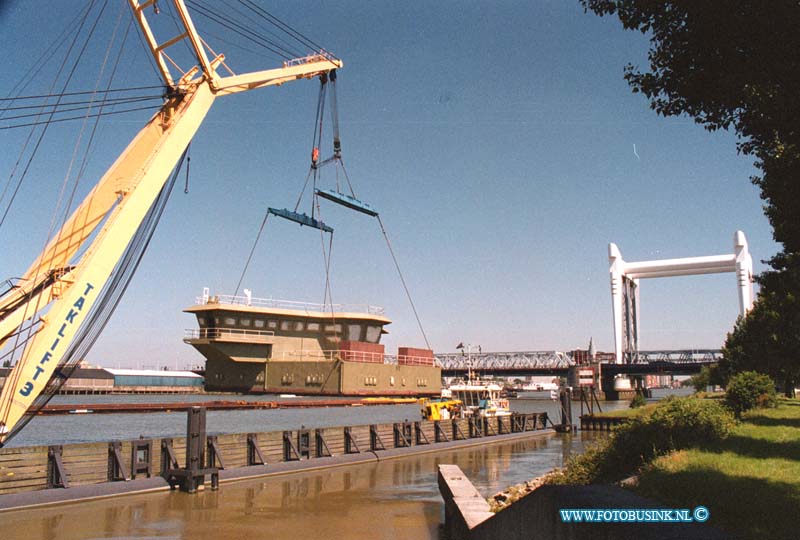 99062501.jpg - DE DORDTENAAR :dordrecht : 25-06-1999boven deel van boot wordt vervoerd van zwijndrecht naar hrdinxveldDeze digitale foto blijft eigendom van FOTOPERSBURO BUSINK. Wij hanteren de voorwaarden van het N.V.F. en N.V.J. Gebruik van deze foto impliceert dat u bekend bent  en akkoord gaat met deze voorwaarden bij publicatie.EB/ETIENNE BUSINK