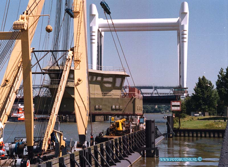 99062502.jpg - DE DORDTENAAR :dordrecht : 25-06-1999boven deel van boot wordt vervoerd van zwijndrecht naar hrdinxveldDeze digitale foto blijft eigendom van FOTOPERSBURO BUSINK. Wij hanteren de voorwaarden van het N.V.F. en N.V.J. Gebruik van deze foto impliceert dat u bekend bent  en akkoord gaat met deze voorwaarden bij publicatie.EB/ETIENNE BUSINK