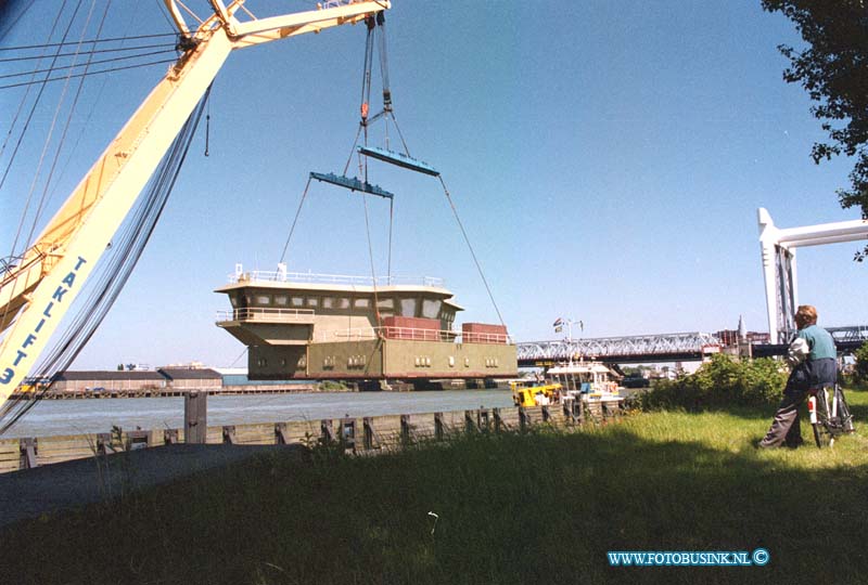 99062503.jpg - DE DORDTENAAR :dordrecht : 25-06-1999boven deel van boot wordt vervoerd van zwijndrecht naar hrdinxveldDeze digitale foto blijft eigendom van FOTOPERSBURO BUSINK. Wij hanteren de voorwaarden van het N.V.F. en N.V.J. Gebruik van deze foto impliceert dat u bekend bent  en akkoord gaat met deze voorwaarden bij publicatie.EB/ETIENNE BUSINK