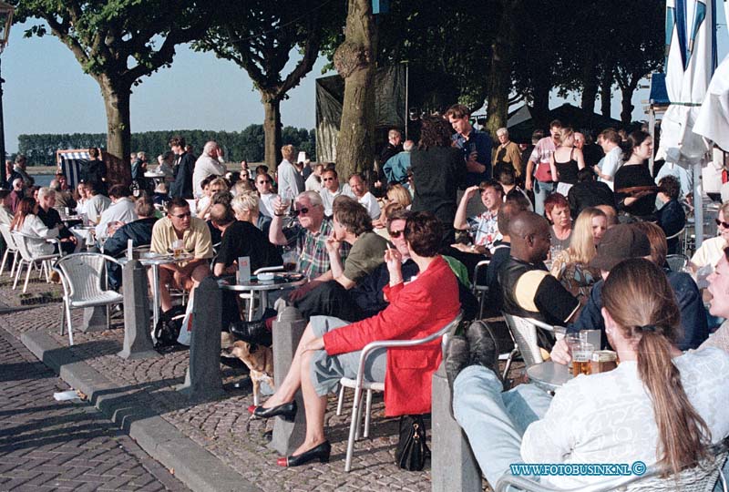 99062504.jpg - DE DORDTENAAR :Dordrecht:25-06-1999:start van het havenfestival in dordrecht groothoofDeze digitale foto blijft eigendom van FOTOPERSBURO BUSINK. Wij hanteren de voorwaarden van het N.V.F. en N.V.J. Gebruik van deze foto impliceert dat u bekend bent  en akkoord gaat met deze voorwaarden bij publicatie.EB/ETIENNE BUSINK