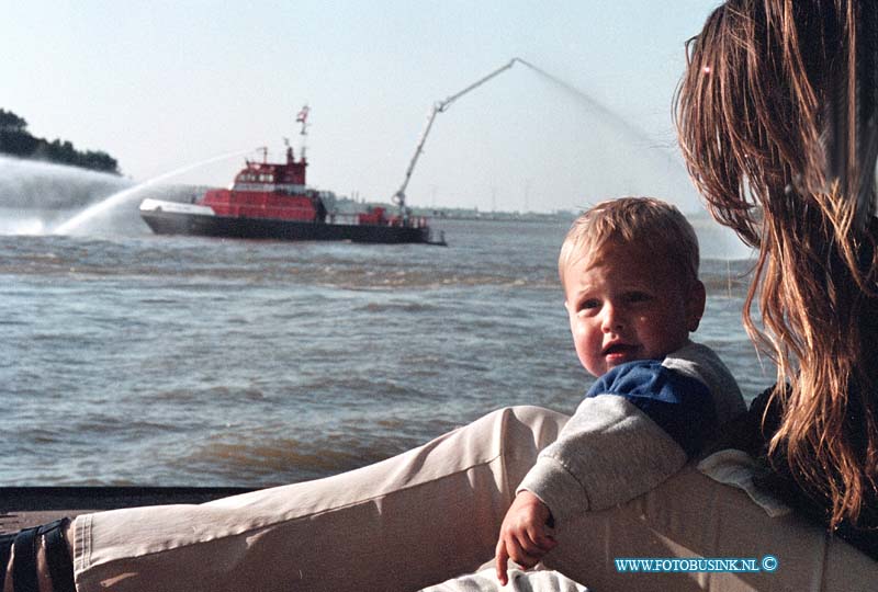 99062506.jpg - DE DORDTENAAR :Dordrecht:25-06-1999:start van het havenfestival in dordrecht groothoofDeze digitale foto blijft eigendom van FOTOPERSBURO BUSINK. Wij hanteren de voorwaarden van het N.V.F. en N.V.J. Gebruik van deze foto impliceert dat u bekend bent  en akkoord gaat met deze voorwaarden bij publicatie.EB/ETIENNE BUSINK