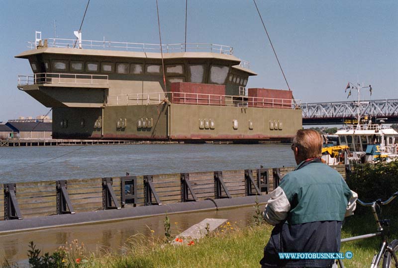 99062510.jpg - DE DORDTENAAR :dordrecht : 25-06-1999boven deel van boot wordt vervoerd van zwijndrecht naar hrdinxveldDeze digitale foto blijft eigendom van FOTOPERSBURO BUSINK. Wij hanteren de voorwaarden van het N.V.F. en N.V.J. Gebruik van deze foto impliceert dat u bekend bent  en akkoord gaat met deze voorwaarden bij publicatie.EB/ETIENNE BUSINK