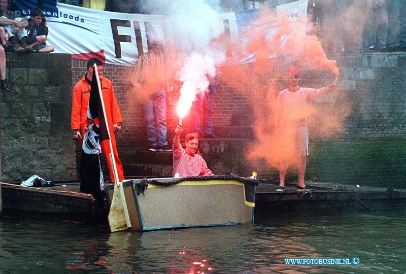 99062702.jpg - DE DORDTENAAR :dordrecht :27-06-99dirty boat racing havenfestivalDeze digitale foto blijft eigendom van FOTOPERSBURO BUSINK. Wij hanteren de voorwaarden van het N.V.F. en N.V.J. Gebruik van deze foto impliceert dat u bekend bent  en akkoord gaat met deze voorwaarden bij publicatie.EB/ETIENNE BUSINK