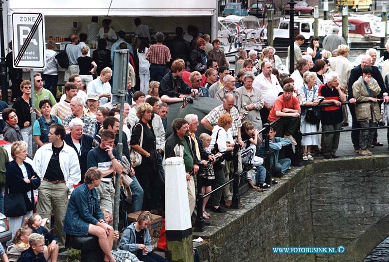 99062704.jpg - DE DORDTENAAR :dordrecht :27-06-99dirty boat racing havenfestivalDeze digitale foto blijft eigendom van FOTOPERSBURO BUSINK. Wij hanteren de voorwaarden van het N.V.F. en N.V.J. Gebruik van deze foto impliceert dat u bekend bent  en akkoord gaat met deze voorwaarden bij publicatie.EB/ETIENNE BUSINK