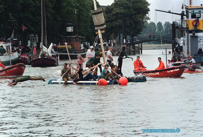99062705.jpg - DE DORDTENAAR :dordrecht :27-06-99dirty boat racing havenfestivalDeze digitale foto blijft eigendom van FOTOPERSBURO BUSINK. Wij hanteren de voorwaarden van het N.V.F. en N.V.J. Gebruik van deze foto impliceert dat u bekend bent  en akkoord gaat met deze voorwaarden bij publicatie.EB/ETIENNE BUSINK