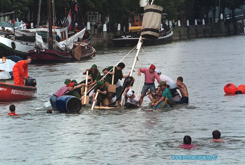 99062707.jpg - DE DORDTENAAR :dordrecht :27-06-99dirty boat racing havenfestivalDeze digitale foto blijft eigendom van FOTOPERSBURO BUSINK. Wij hanteren de voorwaarden van het N.V.F. en N.V.J. Gebruik van deze foto impliceert dat u bekend bent  en akkoord gaat met deze voorwaarden bij publicatie.EB/ETIENNE BUSINK