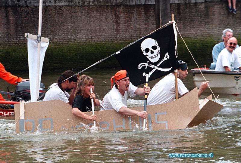 99062709.jpg - DE STEM VAN DORDT :dordrecht :27-06-99dirty boat racing havenfestivalDeze digitale foto blijft eigendom van FOTOPERSBURO BUSINK. Wij hanteren de voorwaarden van het N.V.F. en N.V.J. Gebruik van deze foto impliceert dat u bekend bent  en akkoord gaat met deze voorwaarden bij publicatie.EB/ETIENNE BUSINK