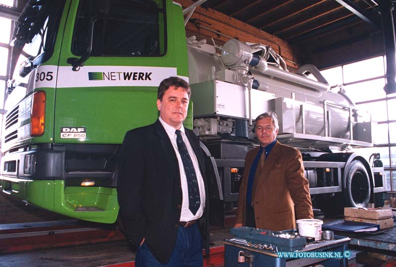 99062802.jpg - NETWERK/STADSVERVOER :28-06-1999: dordrechtfoto jaap kamp en jan de waal in de werkplaats op de baan hoekwegDeze digitale foto blijft eigendom van FOTOPERSBURO BUSINK. Wij hanteren de voorwaarden van het N.V.F. en N.V.J. Gebruik van deze foto impliceert dat u bekend bent  en akkoord gaat met deze voorwaarden bij publicatie.EB/ETIENNE BUSINK