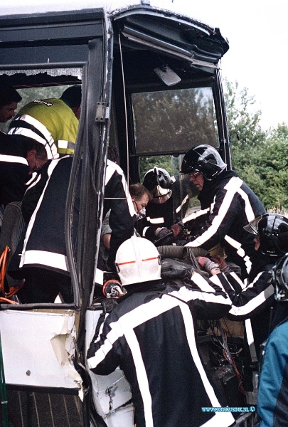 99062805.jpg - WFA :Dordrecht:28-06-1999:Diverse aanrijdingen waar van een tussen een bus en een vrachtauto waar van de busschauffeur 1uur bekenld raakte de  trauma helikopter en amblance en brandweer hadden de grooste moeite om het slachtoffer te bevrijden er onstond hier door een file van ongeveer 20 km tussen de moerdijkbrug en ridderkerk.Deze digitale foto blijft eigendom van FOTOPERSBURO BUSINK. Wij hanteren de voorwaarden van het N.V.F. en N.V.J. Gebruik van deze foto impliceert dat u bekend bent  en akkoord gaat met deze voorwaarden bij publicatie.EB/ETIENNE BUSINK