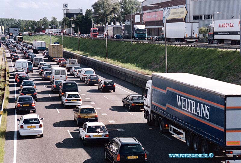 99062807.jpg - Rotterdams dagblad :Dordrecht:28-06-1999:Diverse aanrijdingen waar van een tussen een bus en een vrachtauto waar van de busschauffeur 1uur bekenld raakte de  trauma helikopter en amblance en brandweer hadden de grooste moeite om het slachtoffer te bevrijden er onstond hier door een file van ongeveer 20 km tussen de moerdijkbrug en ridderkerk.Deze digitale foto blijft eigendom van FOTOPERSBURO BUSINK. Wij hanteren de voorwaarden van het N.V.F. en N.V.J. Gebruik van deze foto impliceert dat u bekend bent  en akkoord gaat met deze voorwaarden bij publicatie.EB/ETIENNE BUSINK