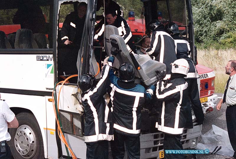 99062808.jpg - Rotterdams dagblad :Dordrecht:28-06-1999:Diverse aanrijdingen waar van een tussen een bus en een vrachtauto waar van de busschauffeur 1uur bekenld raakte de  trauma helikopter en amblance en brandweer hadden de grooste moeite om het slachtoffer te bevrijden er onstond hier door een file van ongeveer 20 km tussen de moerdijkbrug en ridderkerk.Deze digitale foto blijft eigendom van FOTOPERSBURO BUSINK. Wij hanteren de voorwaarden van het N.V.F. en N.V.J. Gebruik van deze foto impliceert dat u bekend bent  en akkoord gaat met deze voorwaarden bij publicatie.EB/ETIENNE BUSINK