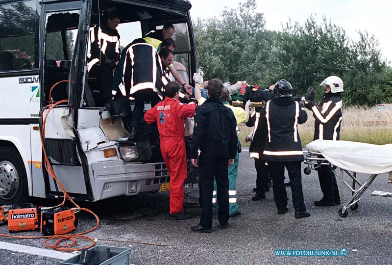 99062809.jpg - Rotterdams dagblad :Dordrecht:28-06-1999:Diverse aanrijdingen waar van een tussen een bus en een vrachtauto waar van de busschauffeur 1uur bekenld raakte de  trauma helikopter en amblance en brandweer hadden de grooste moeite om het slachtoffer te bevrijden er onstond hier door een file van ongeveer 20 km tussen de moerdijkbrug en ridderkerk.Deze digitale foto blijft eigendom van FOTOPERSBURO BUSINK. Wij hanteren de voorwaarden van het N.V.F. en N.V.J. Gebruik van deze foto impliceert dat u bekend bent  en akkoord gaat met deze voorwaarden bij publicatie.EB/ETIENNE BUSINK