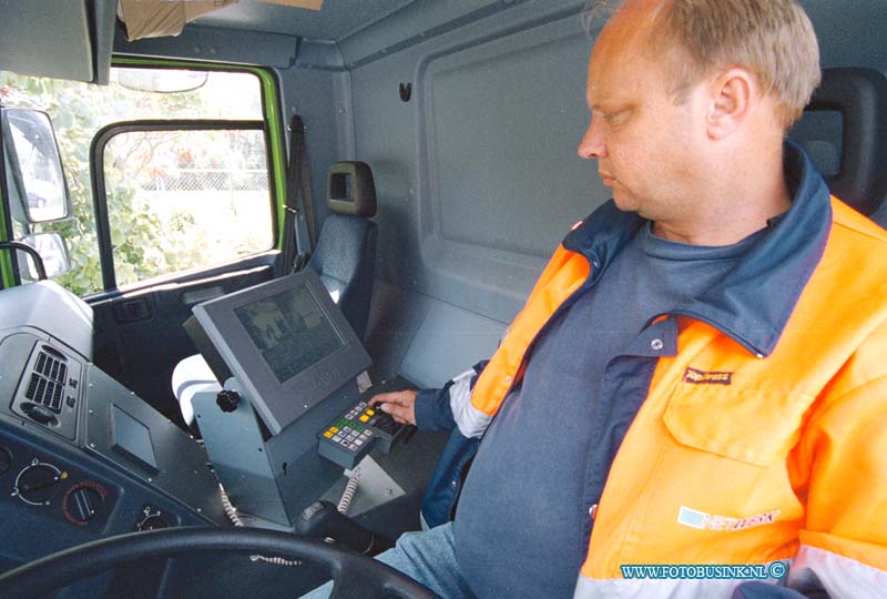 99062811.jpg - NETWERK/STADSVERVOER :Dordrecht:28-06-1999:netwerk ondergrondsevuilcontener wagen aan het testen op terrein van netwerk aan de baanhoekweg incl. rob de chauffeurDeze digitale foto blijft eigendom van FOTOPERSBURO BUSINK. Wij hanteren de voorwaarden van het N.V.F. en N.V.J. Gebruik van deze foto impliceert dat u bekend bent  en akkoord gaat met deze voorwaarden bij publicatie.EB/ETIENNE BUSINK