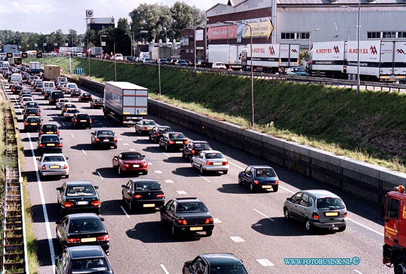 99062812.jpg - DE DORDTENAAR :Dordrecht:28-06-1999:Diverse aanrijdingen waar van een tussen een bus en een vrachtauto waar van de busschauffeur 1uur bekenld raakte de  trauma helikopter en amblance en brandweer hadden de grooste moeite om het slachtoffer te bevrijden er onstond hier door een file van ongeveer 20 km tussen de moerdijkbrug en ridderkerk.Deze digitale foto blijft eigendom van FOTOPERSBURO BUSINK. Wij hanteren de voorwaarden van het N.V.F. en N.V.J. Gebruik van deze foto impliceert dat u bekend bent  en akkoord gaat met deze voorwaarden bij publicatie.EB/ETIENNE BUSINK