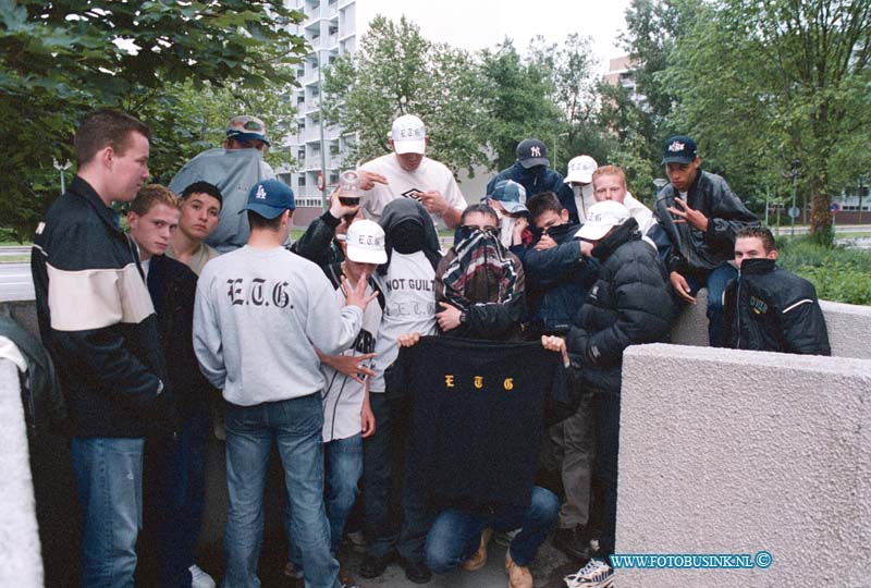 99062813.jpg - DE STEM VAN DORDT :Dordrecht:28-06-1999:Sterrenburg wc na bij cafe chees de hang jeugd die zich verveeldDeze digitale foto blijft eigendom van FOTOPERSBURO BUSINK. Wij hanteren de voorwaarden van het N.V.F. en N.V.J. Gebruik van deze foto impliceert dat u bekend bent  en akkoord gaat met deze voorwaarden bij publicatie.EB/ETIENNE BUSINK