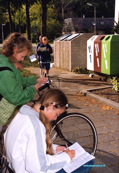 99062814.jpg - NETWERK/STADSVERVOER :Albasserdam:28-06-1999: ALBLASSERDAM NATUUR EN MILLEU FIETS TOCHT GEHOUDEN VAN CA 200 KINDEREN STRAT SEIN WORDT GEVEN DOOR WEDH GOETHARD EN Deze digitale foto blijft eigendom van FOTOPERSBURO BUSINK. Wij hanteren de voorwaarden van het N.V.F. en N.V.J. Gebruik van deze foto impliceert dat u bekend bent  en akkoord gaat met deze voorwaarden bij publicatie.EB/ETIENNE BUSINK