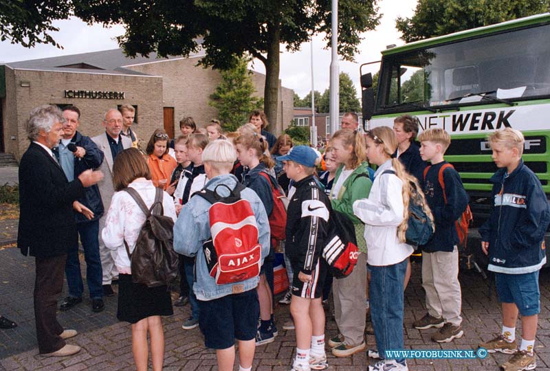 99062816.jpg - NETWERK/STADSVERVOER :Albasserdam:28-06-1999: ALBLASSERDAM NATUUR EN MILLEU FIETS TOCHT GEHOUDEN VAN CA 200 KINDEREN STRAT SEIN WORDT GEVEN DOOR WEDH GOETHARD EN Deze digitale foto blijft eigendom van FOTOPERSBURO BUSINK. Wij hanteren de voorwaarden van het N.V.F. en N.V.J. Gebruik van deze foto impliceert dat u bekend bent  en akkoord gaat met deze voorwaarden bij publicatie.EB/ETIENNE BUSINK